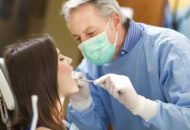 Consultez un dentiste en urgence si vous souffrez d’irritations sévères ou de lésions dans la bouche